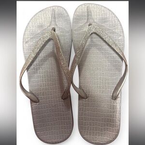 Sun & Sky silver rubber thong sandals, featuring glittery straps women’s 9-10